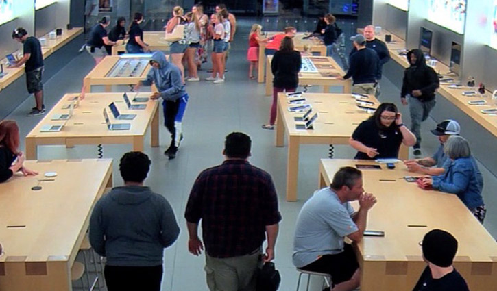 Incredible robbery at Apple store at day time